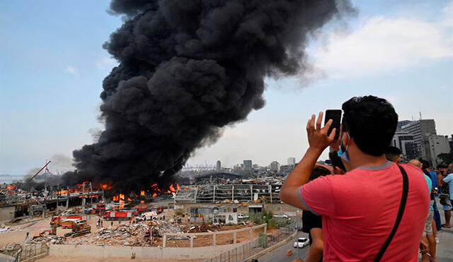 Varias personas tomaron fotos del nuevo incendio en Beirut. Foto: EFE