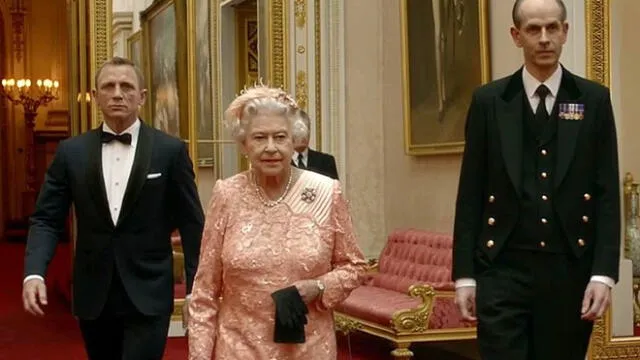 James Bond y la reina Isabel II
