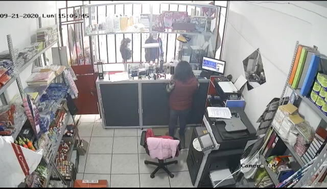 Menor ingresó sigilosamente al interior del bazar y se apropió del efectivo. (Foto: Captura de video / URPI - GLR)