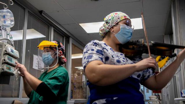 Damaris Silva comenzó a tocar su violín para pacientes contagiados con coronavirus. Foto: AFP.