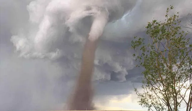 Facebook: podó el césped de su casa sin importarle que tenía un gigante tornado detrás de él