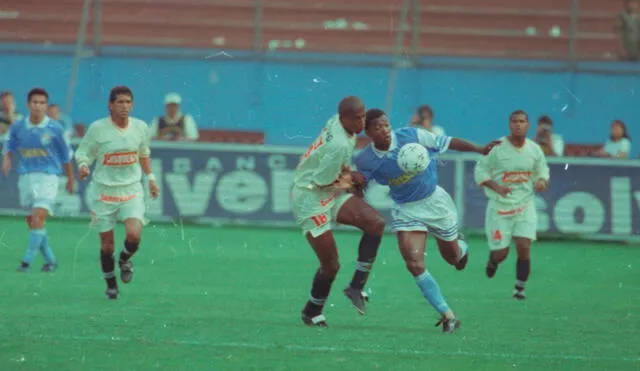 Universitario y Sporting Cristal se enfrentaron en 1998 en partidos de ida y vuelta en el viejo Estadio Nacional. Foto: la República
