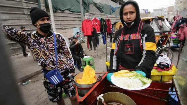 Personas venden comida en calles de Gamarra. Créditos: John Reyes / La República