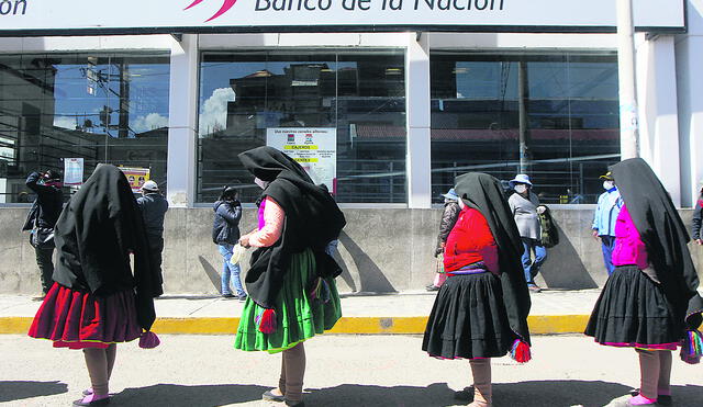 Mujeres de Amantaní hacen cola fuera del Banco de la Nación.