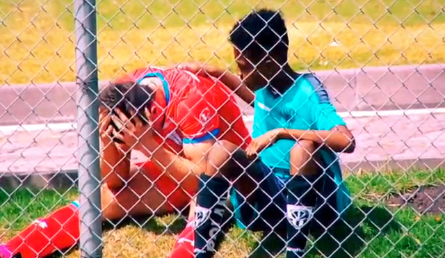 El gesto de niño con futbolista expulsado en el Universidad Católica vs. Sporting Cristal.