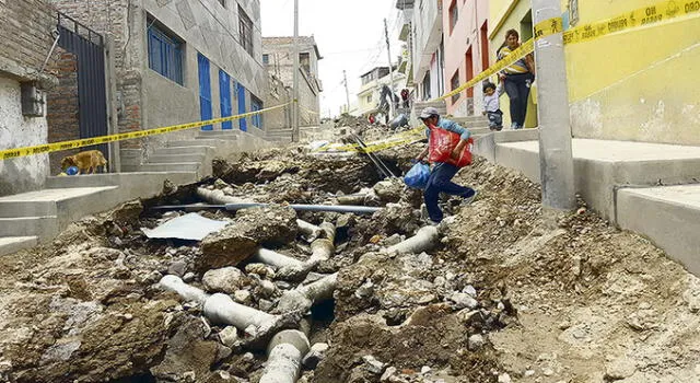 Rotura de tubería matriz afectó a 20 familias en Cerro Salaverry