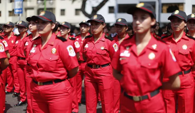 300 bomberos voluntarios se graduaron para salvar vidas en Lima [FOTOS]