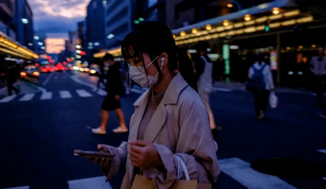 El uso generalizado de la mascarilla en Japón, no obedece al deseo de prevenir la propagación del coronavirus, sino a la presión social: la mayoría de los ciudadanos prefiere no ser cuestionados por no llevarla. Foto: AFP