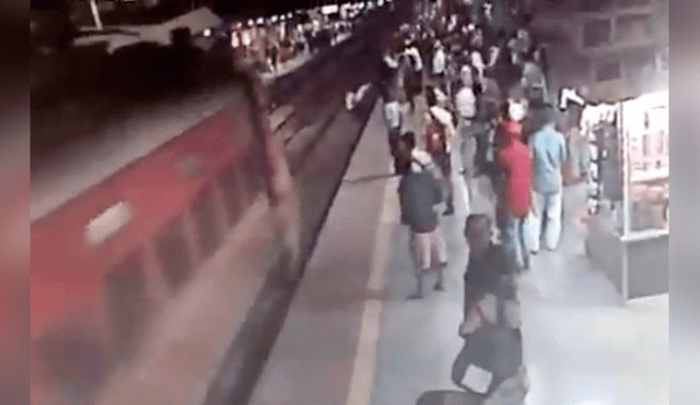 Policía arriesga su vida para salvar a distraído sujeto de un tren a toda velocidad [VIDEO]