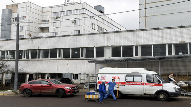 (FILES) This file photo taken on April 02, 2020 shows The Spasokukotsky hospital No. 50, with the wing housing coronavirus patients seen in the background, in Moscow. - One person died after a fire broke out in a hospital treating coronavirus patients in northern Moscow, forcing an evacuation, emergencies officials said on May 9. (Photo by Kirill KUDRYAVTSEV / AFP)