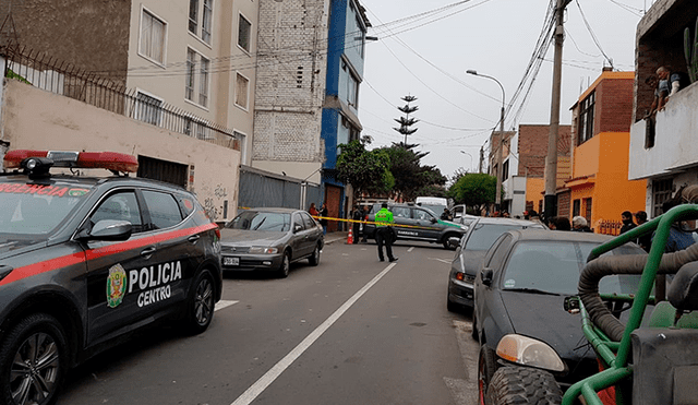 Barranco: cadáver es arrojado de un auto en marcha [VIDEO]