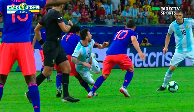 Argentina vs Colombia: Cuadrado comete terrible falta sobre Messi y se salva de la expulsión