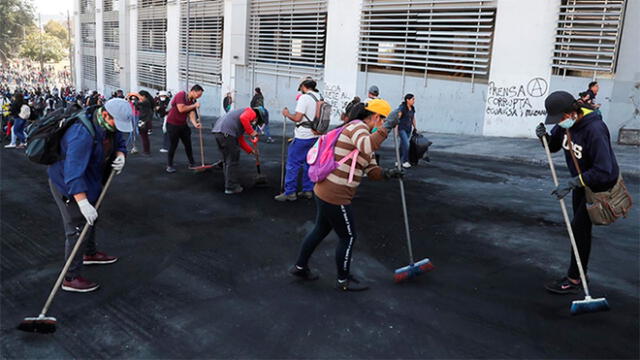 Manifestantes limpian las calles tras protestas en Ecuador