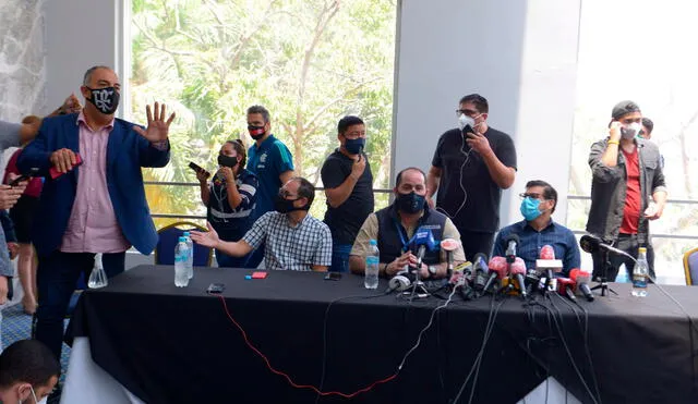 Autoridades de Guayaquil asistieron a la concentración de Flamengo para hacer nuevas pruebas de coronavirus. Foto: EFE