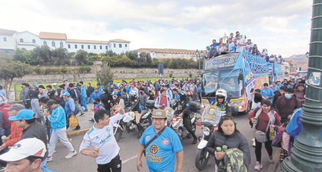 Fiesta. Cientos de hinchas acompañaron a los buses que trasladaron a la delegación del "Vendaval Celeste". El Templo del Sol Qoricancha se ve al fondo junto a la emoción de los cusqueños. Foto: La República