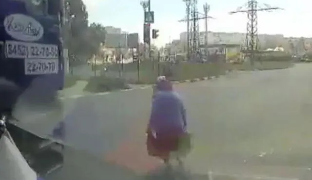 YouTube: Trailero no se percata que una anciana va a cruzar la calle y ocurre una tragedia 