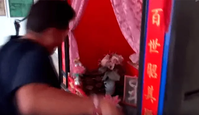 Hombre reza en templo budista, sin imaginar que peligrosa criatura saldría de su escondite [VIDEO] 