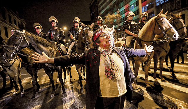 mujer coraje. La fotografía premiada con el Allard Prize International registra una actitud de lucha por la democracia.