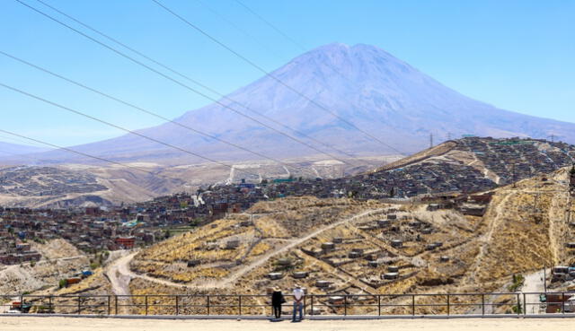 Gerente informó que hay dos proyectos de vivienda en dos distritos. Foto: Gobierno Regional de Arequipa