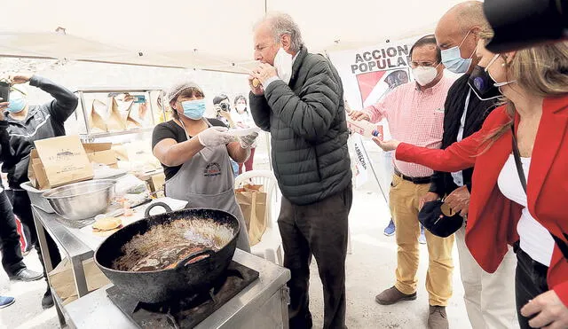 Acción popular. Alfredo Barnechea se animó a comer chicharrones, luego de su presentación. Foto: Jorge Cerdán/La República