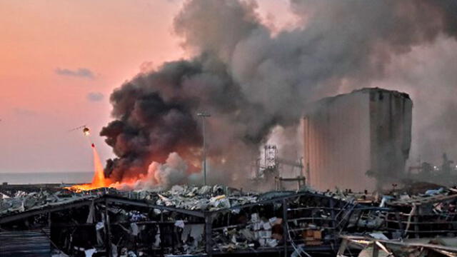 Un helicóptero apaga el incendio en el lugar de una explosión en el puerto de Beirut, la capital del Líbano, el 4 de agosto de 2020. Foto: AFP.