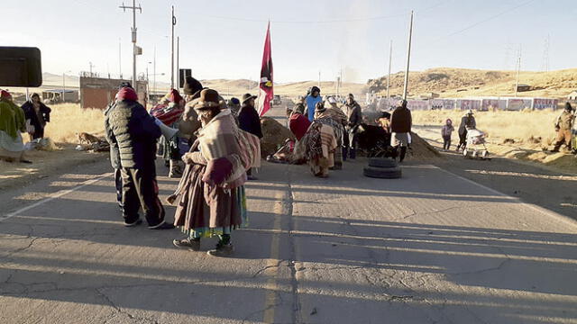 bloqueos. Población cerró vías de paso a Cusco. Policía intentó retirar a manifestantes.