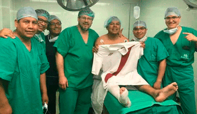 Facebook: Médicos y su paciente posan con camiseta antes de cirugía y causan furor [FOTOS]