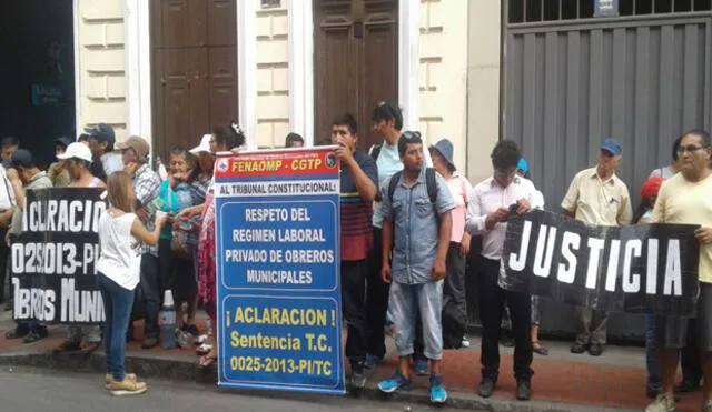 Obreros municipales protestan contra normas que vulneran sus derechos laborales | VIDEO