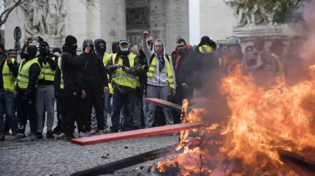 Los chalecos amarillos lanzan fuerte amenaza al presidente de Francia