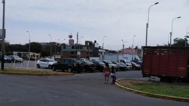 #YoDenuncio: utilizan losas deportivas como estacionamiento 