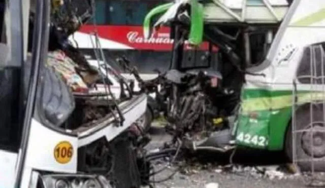 Un muerto y 15 heridos dejó el choque de dos buses en Junín