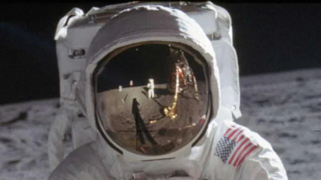 Detalle del reflejo del visor de 'Buzz' Aldrin, en el que se ve a Armstrong y como un pequeño punto en la parte superior, la Tierra. (Foto: NASA)