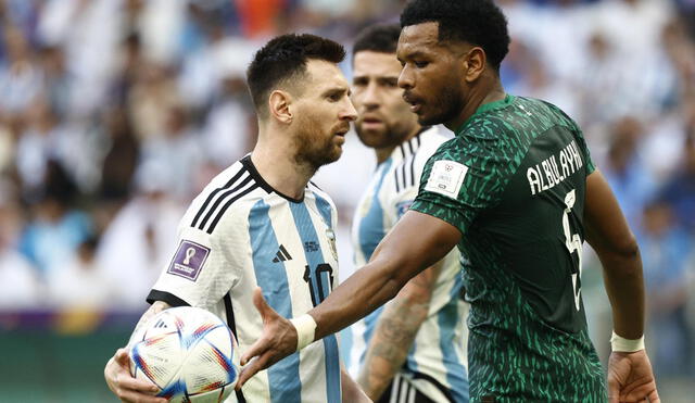 Lionel Messi no hizo mucho caso del gesto de Ali Al-Bulaihi cuando este lo encaró. Foto: EFE