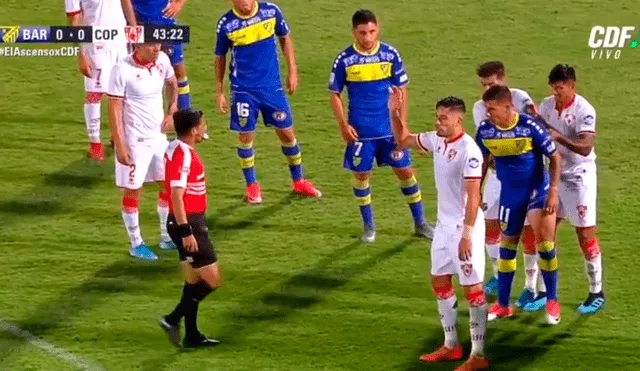 Futbolista chileno es víctima de cruel broma ‘calzón chino’ y respondió con un codazo.