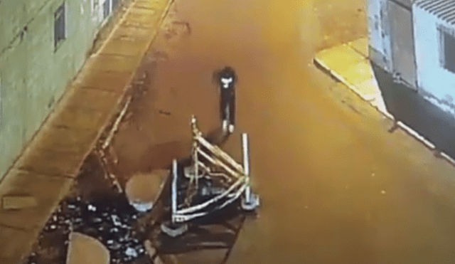 YouTube viral: en Perú un joven cayó al desagüe por caminar pegado al smartphone [VIDEO]