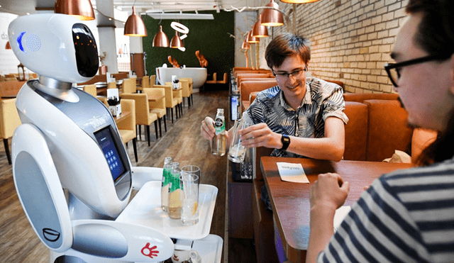 Los robots ayudan a reducir el riesgo de propagación del coronavirus en restaurante de Países Bajos. | Foto: Piroschka van de Wouw
