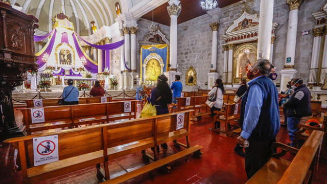 Arequipa. Devotos del Señor de los Milagros pudieron ingresar a templo. Foto: La República