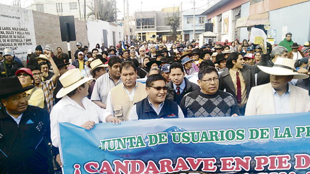 Reclamo. El gobernador Tonconi (chaleco) y el alcalde Nina.