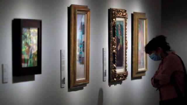 Museos, mujer viendo cuadros. Foto: Fernando Alvarado / EFE