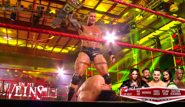 Randy Orton cerró Monday Night Raw atacando a Drew McIntyre. | Foto: WWE