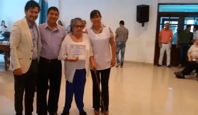 Abuela termina la escuela primaria para ayudar a sus nietos y bisnietos con la tarea [VIDEO]