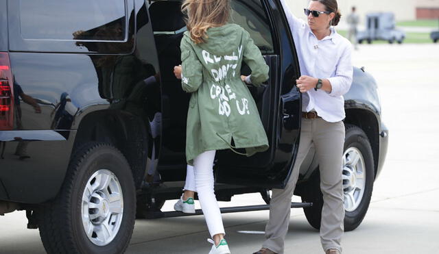 La controversial casaca que usó Melania Trump para visitar a niños en frontera