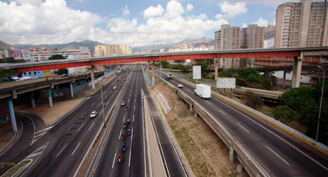 La autopista Francisco Fajardo es icónica en la capital venezolana, Caracas. Foto: difusión