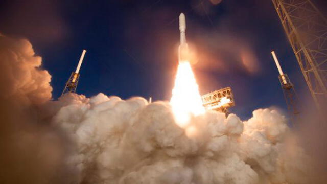 la NASA muestra un cohete United Launch Alliance Atlas V con el rover Mars 2020. Foto: AFP.