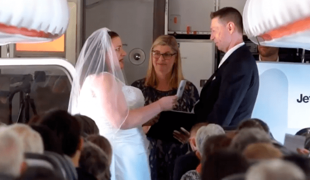 Boda en el cielo: pareja decide casarse en pleno vuelo internacional y provocan tiernas reacciones [VIDEO]