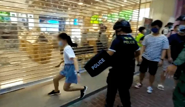 La niña fue arrestada cuando salió a comprar útiles escolares, junto a su hermano mayor. Foto: Captura / Apple Daily