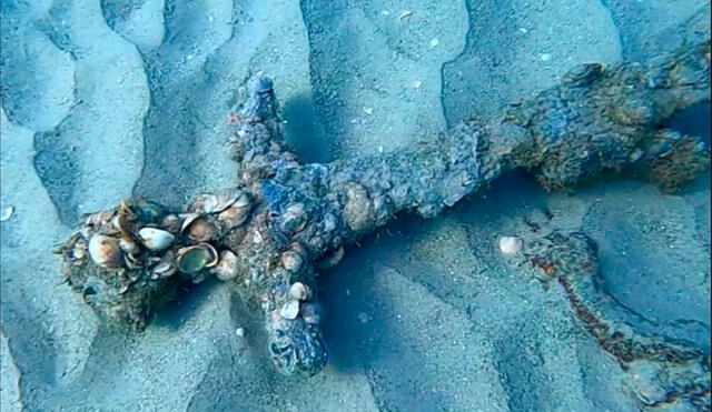 Espada de hace 900 años hallada en el mar Mediterráneo y que se presume perteneció a un caballero cruzado. Foto: EFE