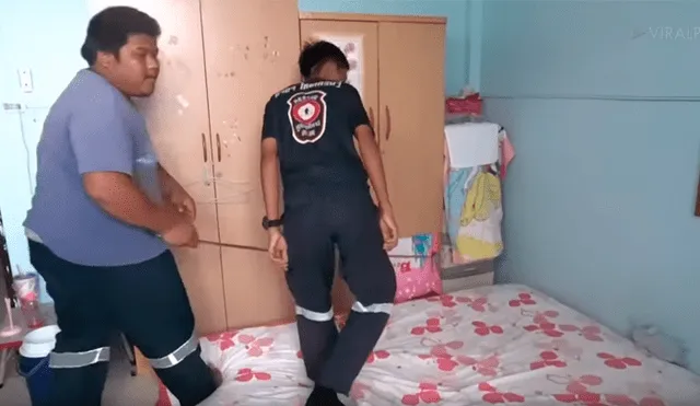 Hombre revisa cuarto de su hija y saca una peligrosa criatura escondida en su cama [VIDEO] 