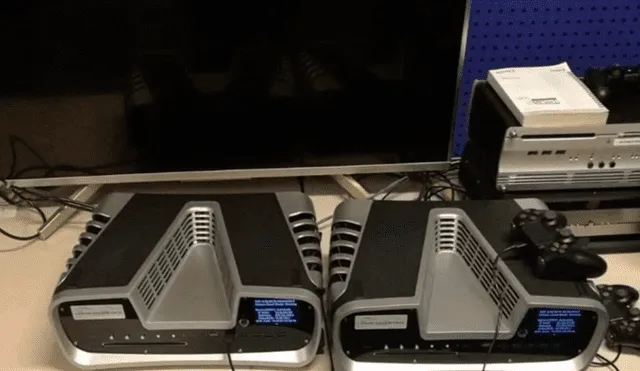 Dos prototipos de PS5 conectados a un televisor.