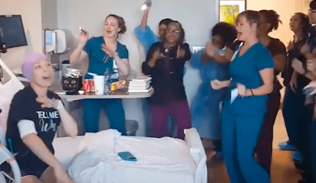 En Facebook, una mujer con cáncer no pudo asistir al concierto de los Backstreet Boys y las enfermeras le cantaron unas canciones.